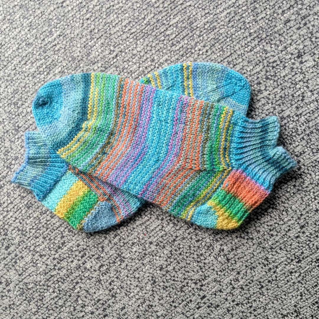 Blauw gestreepte kleurige sneakersok, maat 36-37